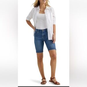 NWT! United Hearts Woman’s Invisilift Blue Denim Bermuda Shorts w/ Bling Sz 6/28